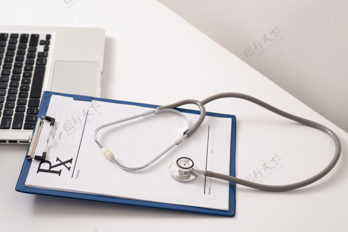办公桌听诊器 药片 白色表面的笔记本电脑医学概念病人诊所治疗