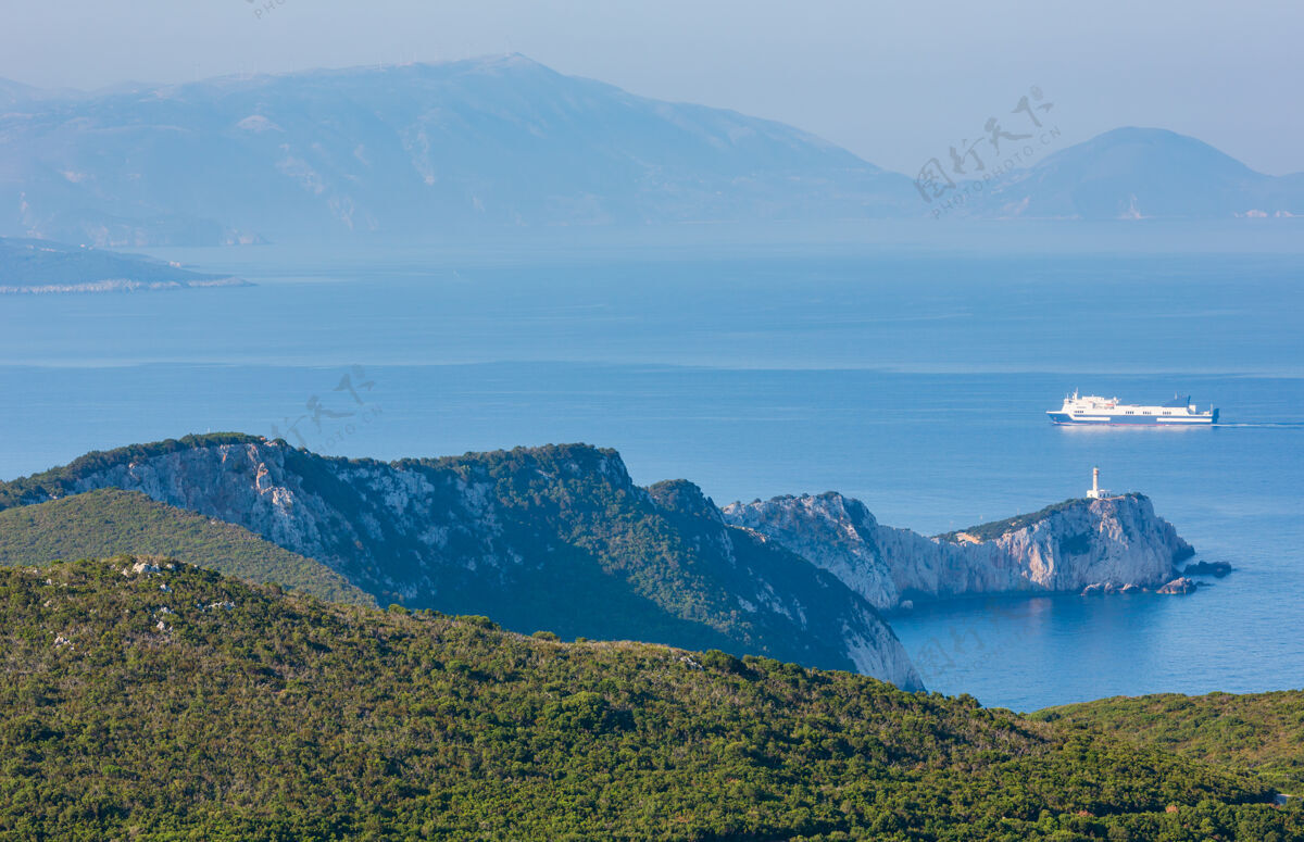 游轮莱夫卡斯岛南角和灯塔（莱夫卡达 希腊 爱奥尼亚海）岛薄雾航行