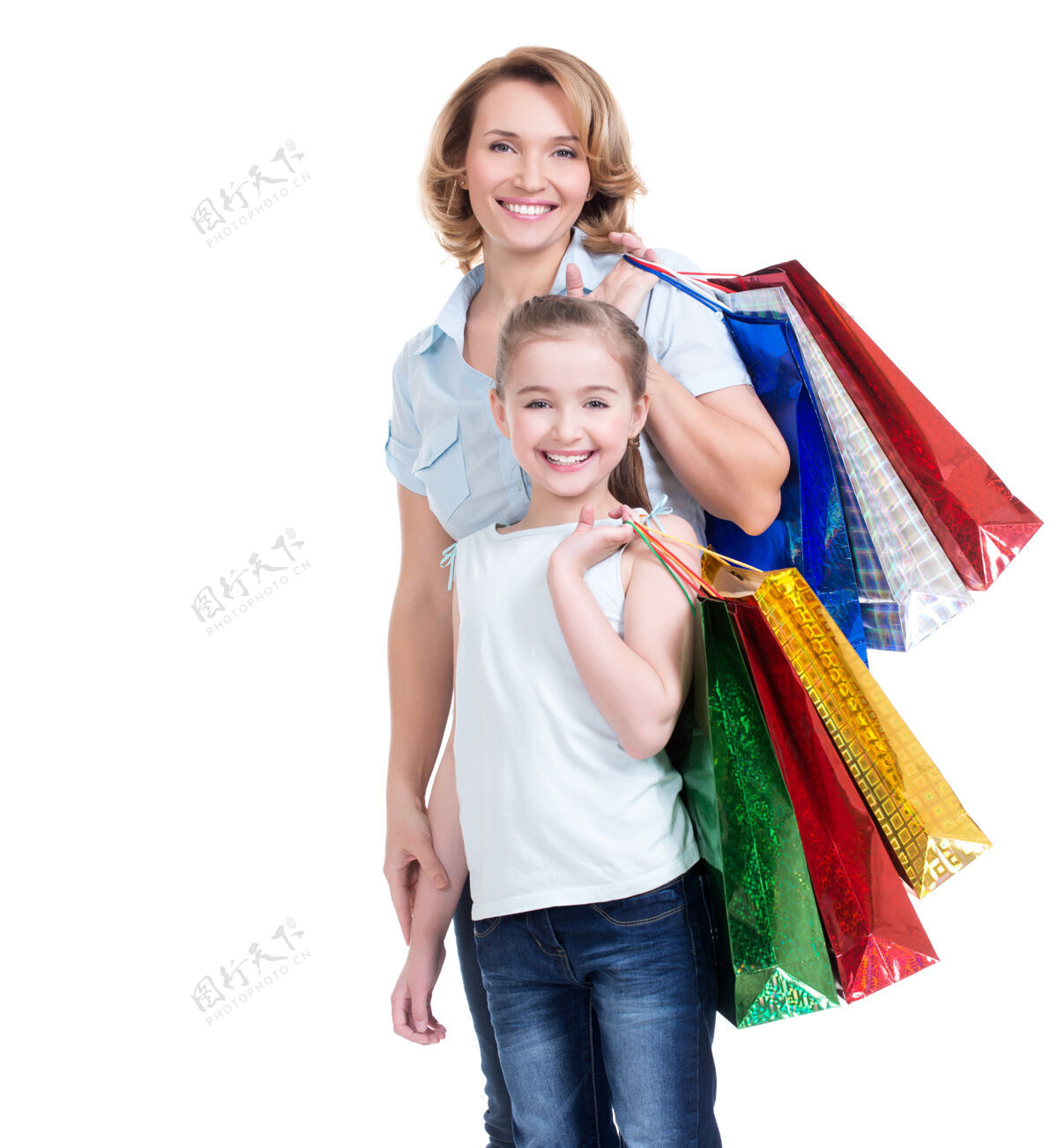 年带着购物袋的快乐白人母亲和小女儿的画像-孤立女小家庭
