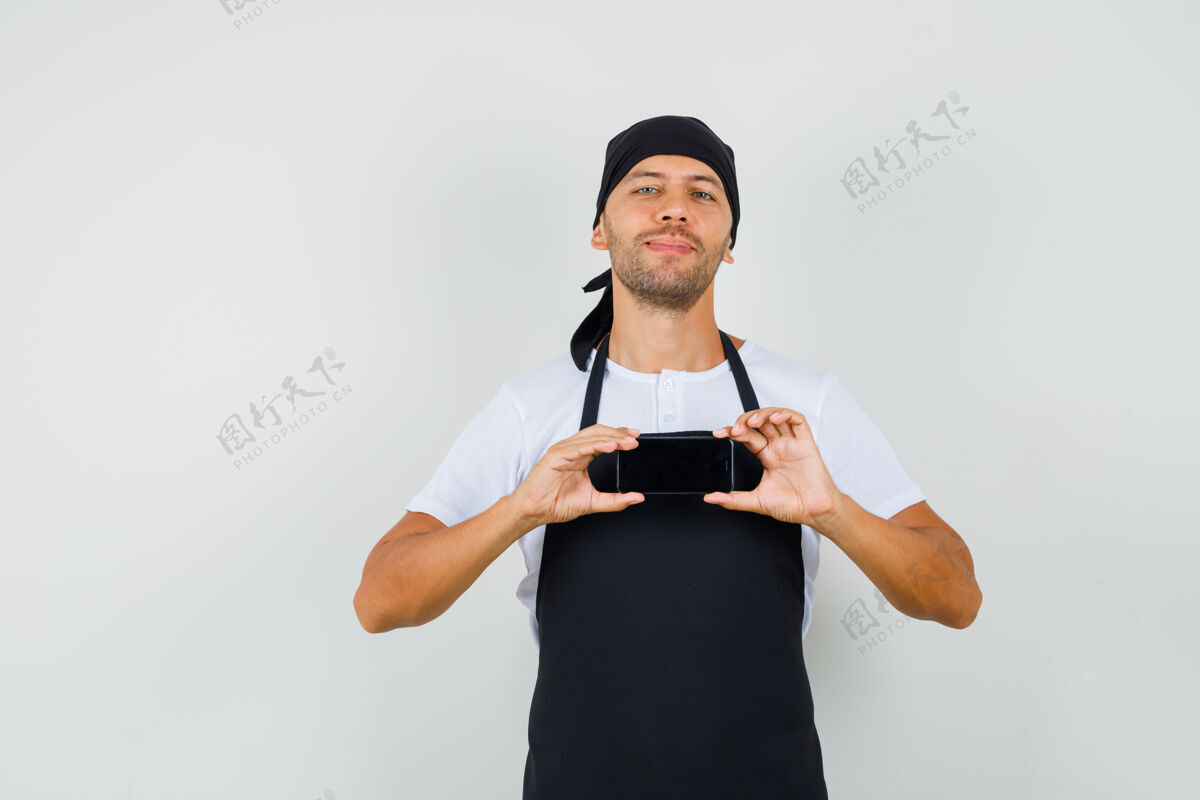 工作面包师穿着t恤在手机上拍照工人面包店美味