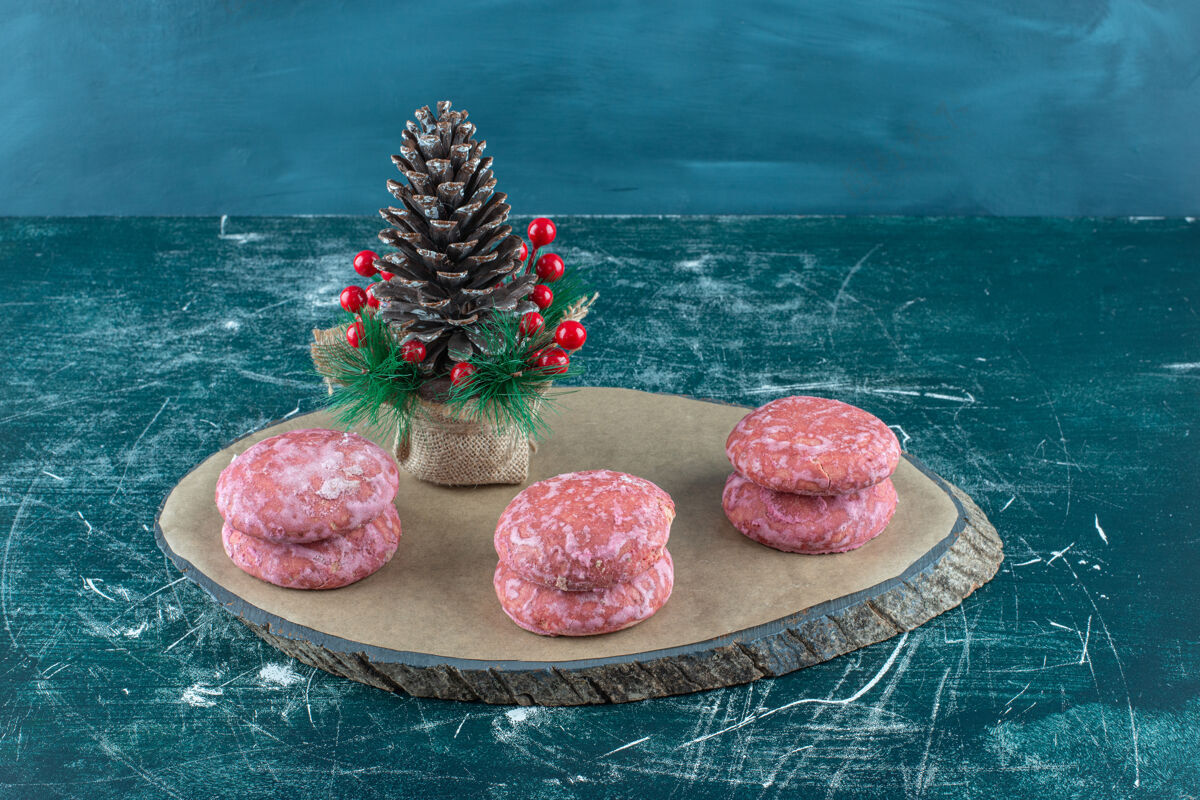 糖蓝色木板上的圣诞装饰品周围堆满了饼干饼干装饰品糕点