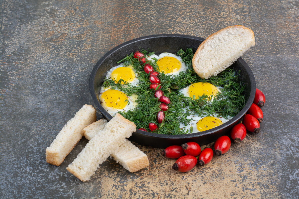 面包莳萝炒鸡蛋 石榴籽和面包片平底锅青菜早餐