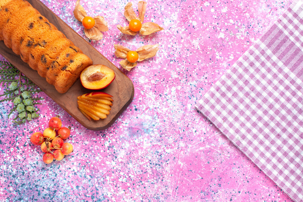 理疗俯瞰美味的蛋糕 甜美可口 粉色桌上有李子和甜樱桃五颜六色樱桃甜味