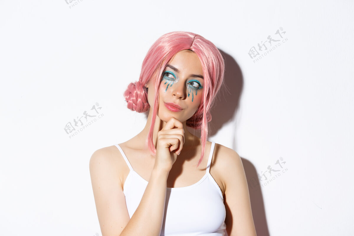 女人味画一个戴粉红色短假发的女孩人肖像漂亮