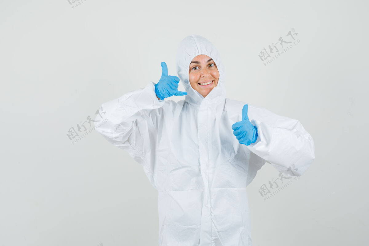 病毒穿防护服的女医生竖起大拇指打电话专业瓶子看