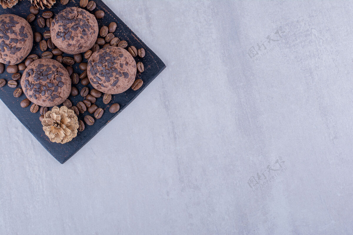 美味咖啡豆 饼干和白色背景的松果可口巧克力豆子