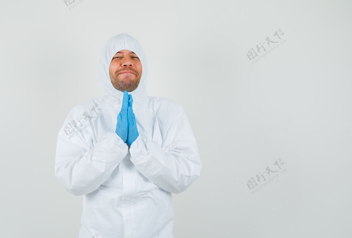 男性男医生穿着防护服手牵手祈祷人专家医生