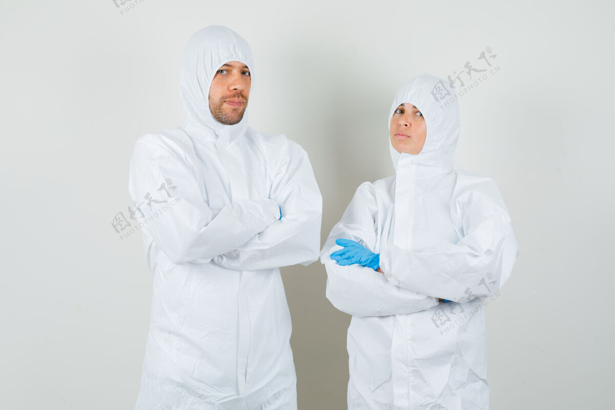 人两个穿防护服交叉双臂站着的医生专家外套男性