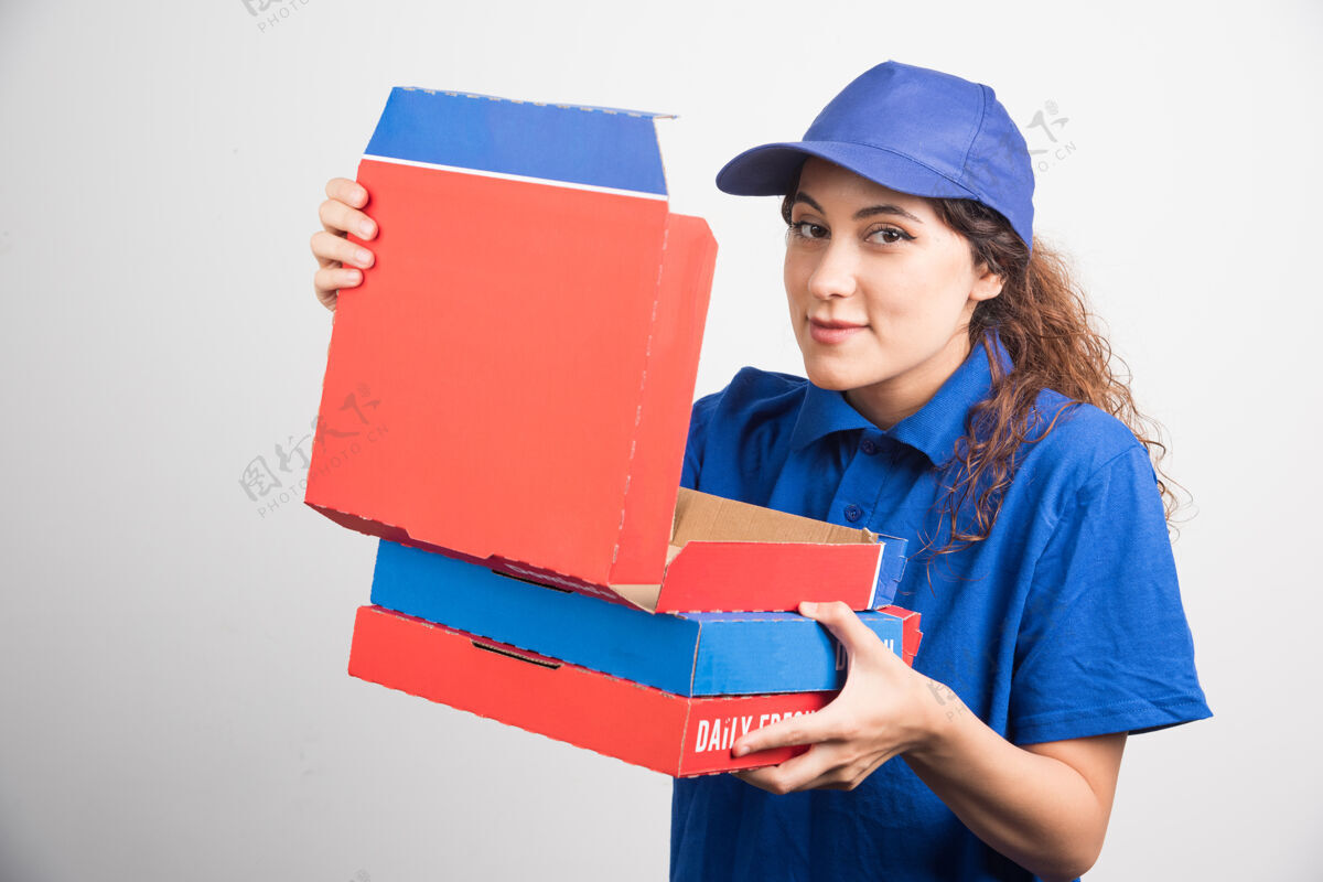 美味送比萨饼的女孩打开一盒白色背景的比萨饼披萨工人女孩