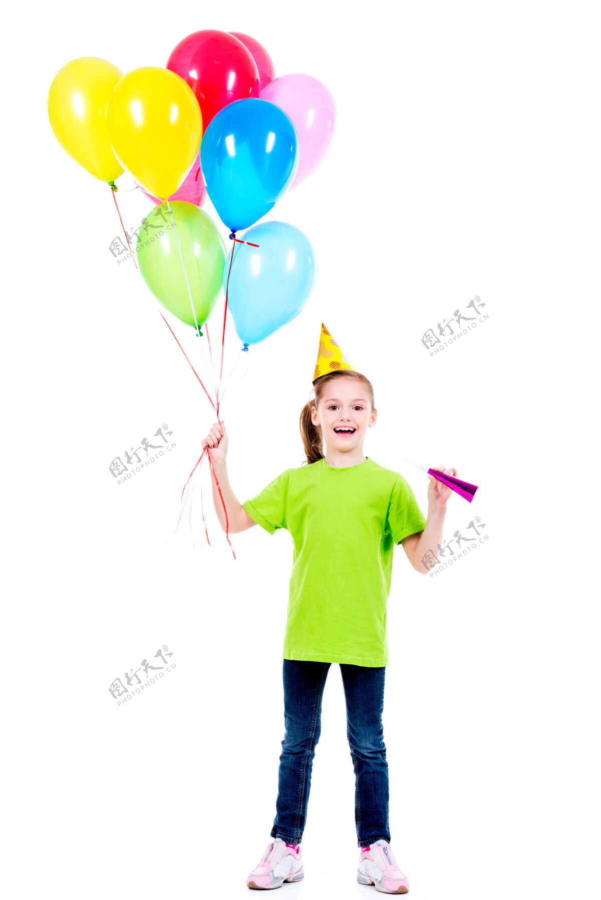 彩色身着绿色t恤 手持五颜六色气球 面带微笑的快乐女孩的肖像——孤立在白色的舞台上T恤小派对