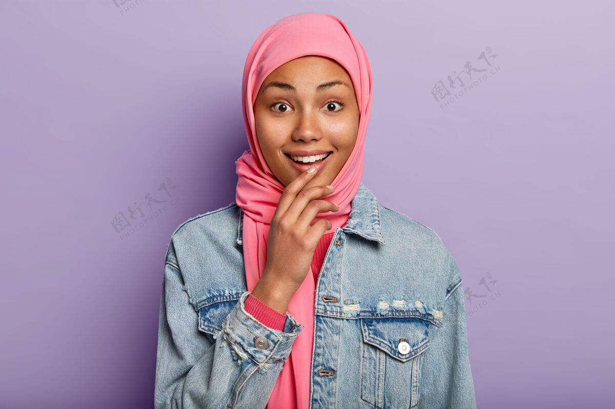 现代开朗的黑皮肤穆斯林妇女头像有着温柔的微笑 露出洁白的牙齿 戴着粉色的头巾夹克文化穆斯林