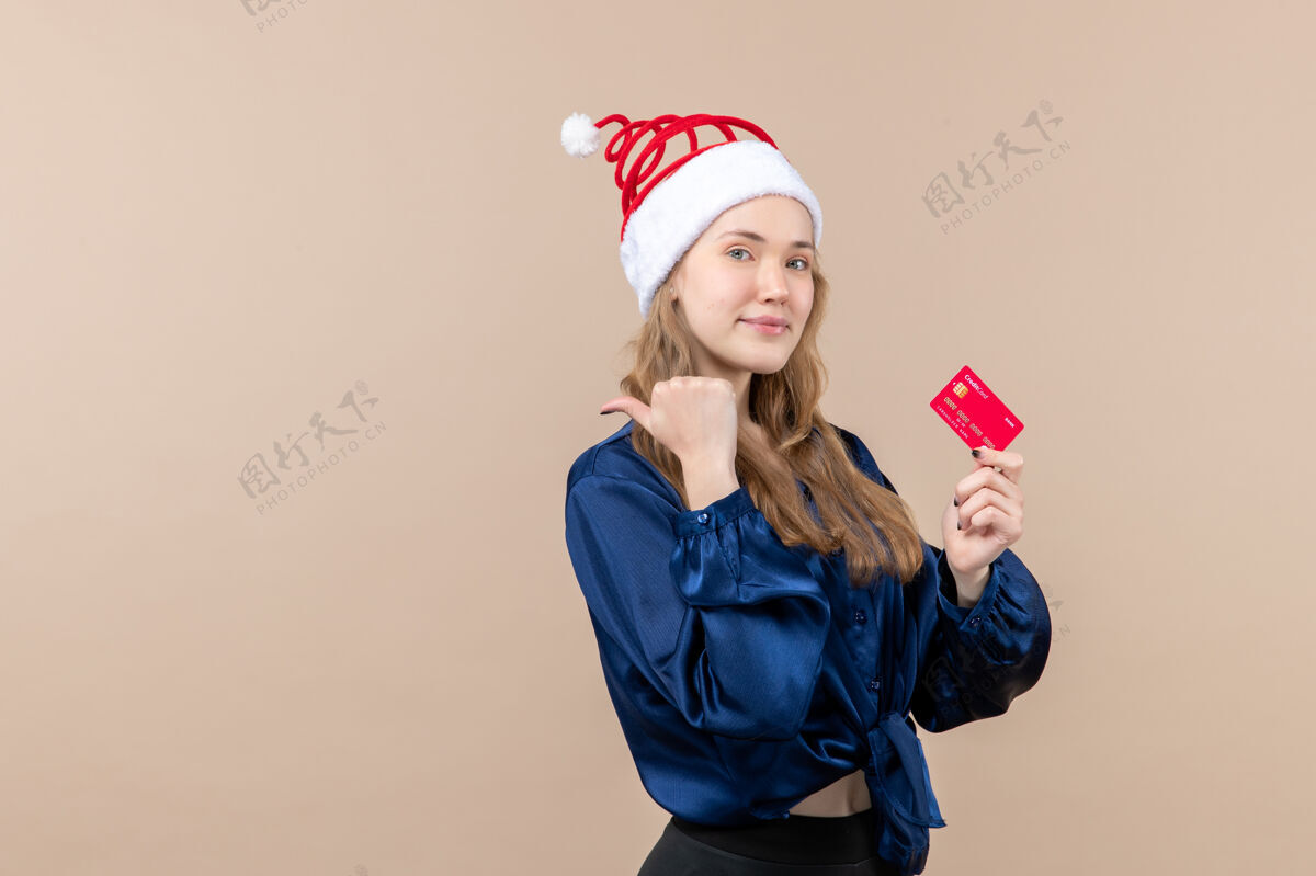 情感正面图年轻女性手持红色银行卡上粉色背景钱过年过年照片情感自由的地方年轻的女性举行微笑