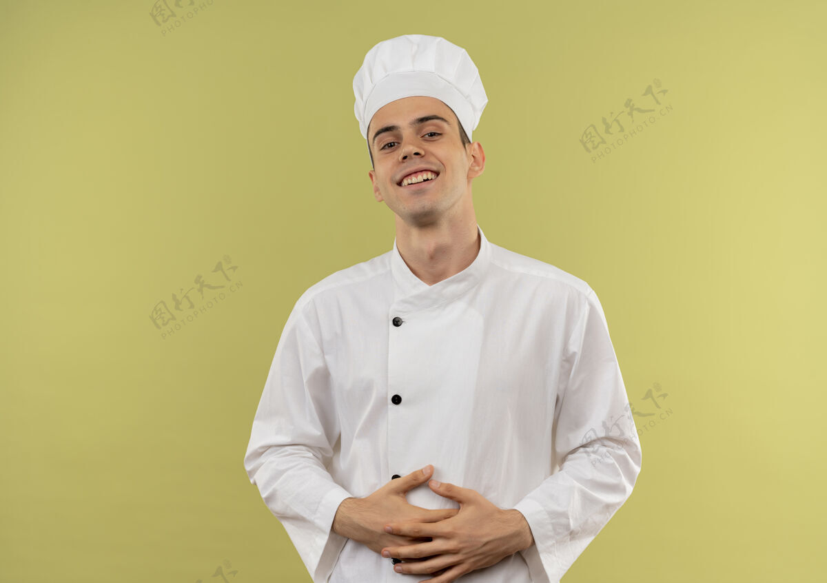 手面带微笑的年轻男厨师穿着厨师制服 双手放在肚子上 留着复印空间放厨师制服