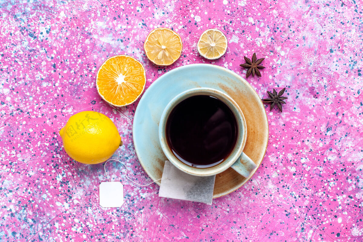 杯子粉红色书桌上的一杯柠檬茶潘趣酒顶部茶碟