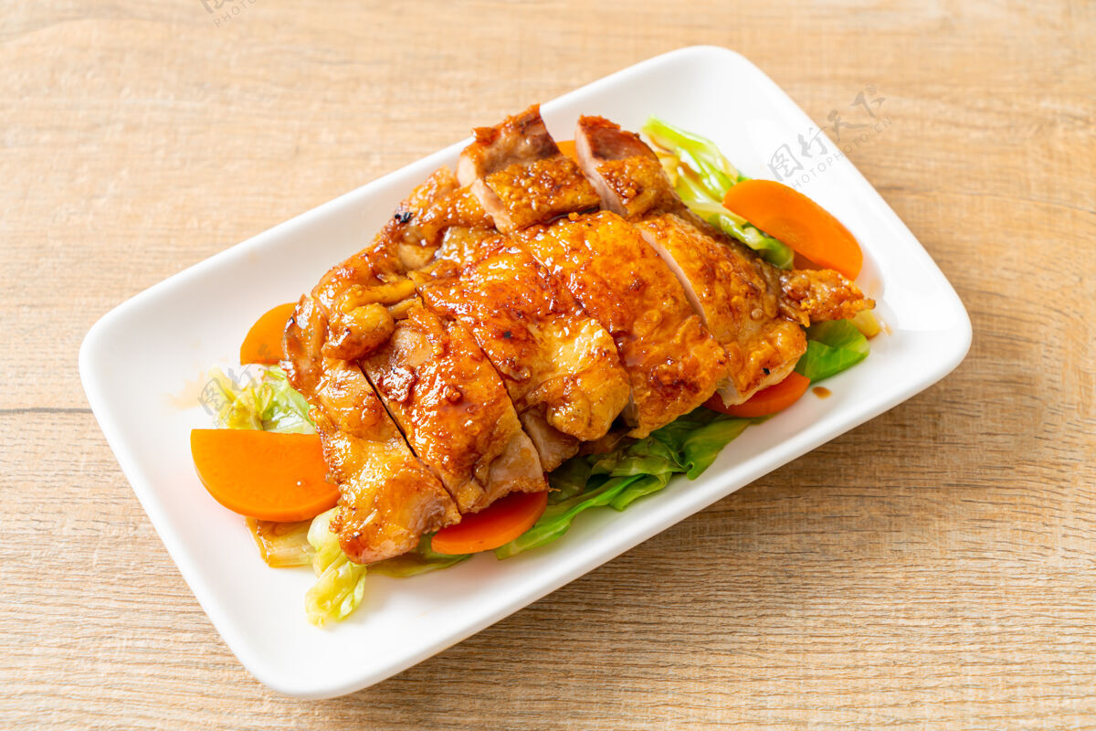 美味铁板烧烧鸡排配卷心菜和胡萝卜烹饪热鱼