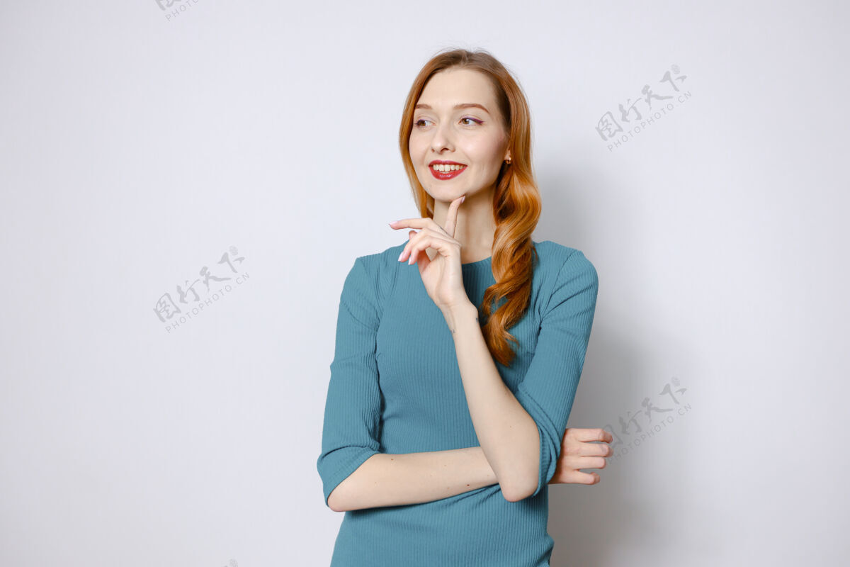 女人一个忧郁的红发女人穿着蓝色裙子的画像学生手势衣服