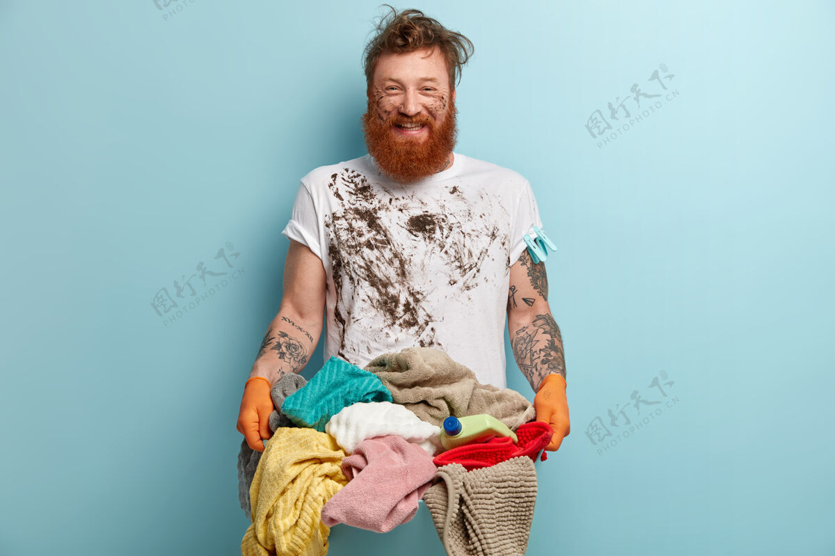 咯咯笑正面笑容满面胡须的男人高兴得几乎做完家务 有脏衣服红发水平生姜
