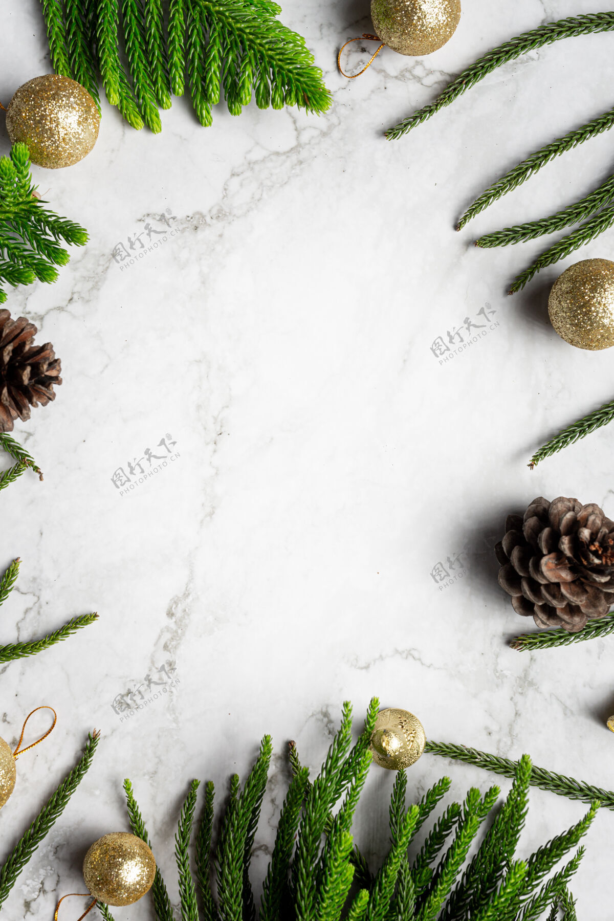纪念圣诞饰品放在白色大理石背景上快乐装饰漂亮