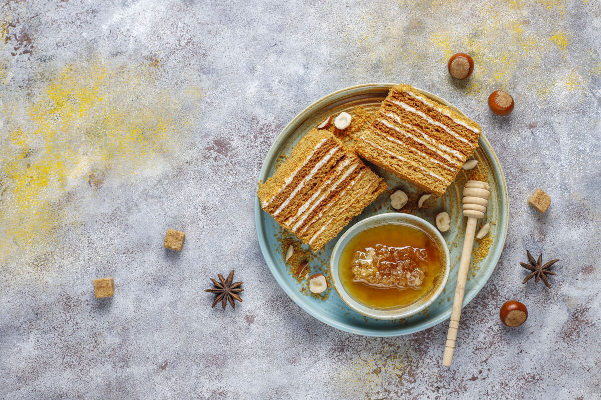 蜂蜜甜甜的自制分层蜂蜜蛋糕加香料和坚果自制分层健康