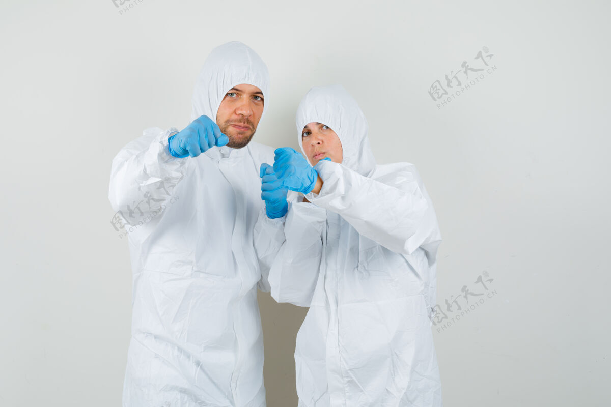 谈话两个医生穿着防护服站成拳击姿势拳击手疾病房间