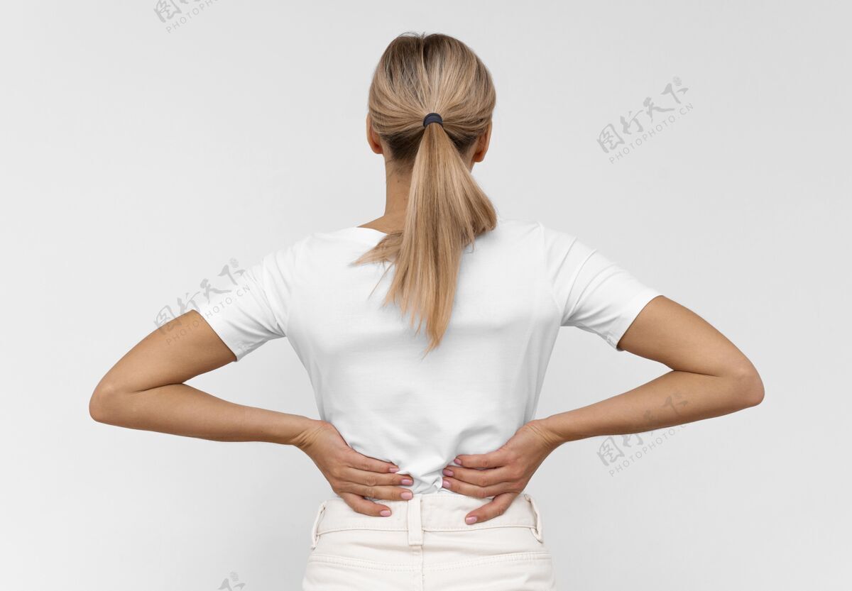 运动背痛的女人背部治疗学愈合