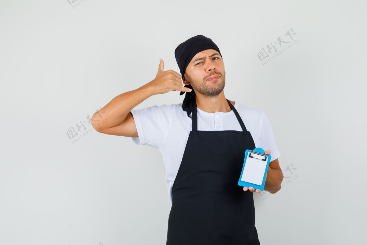 面包师面包师拿着迷你剪贴板 穿着t恤展示电话手势食物专业职业