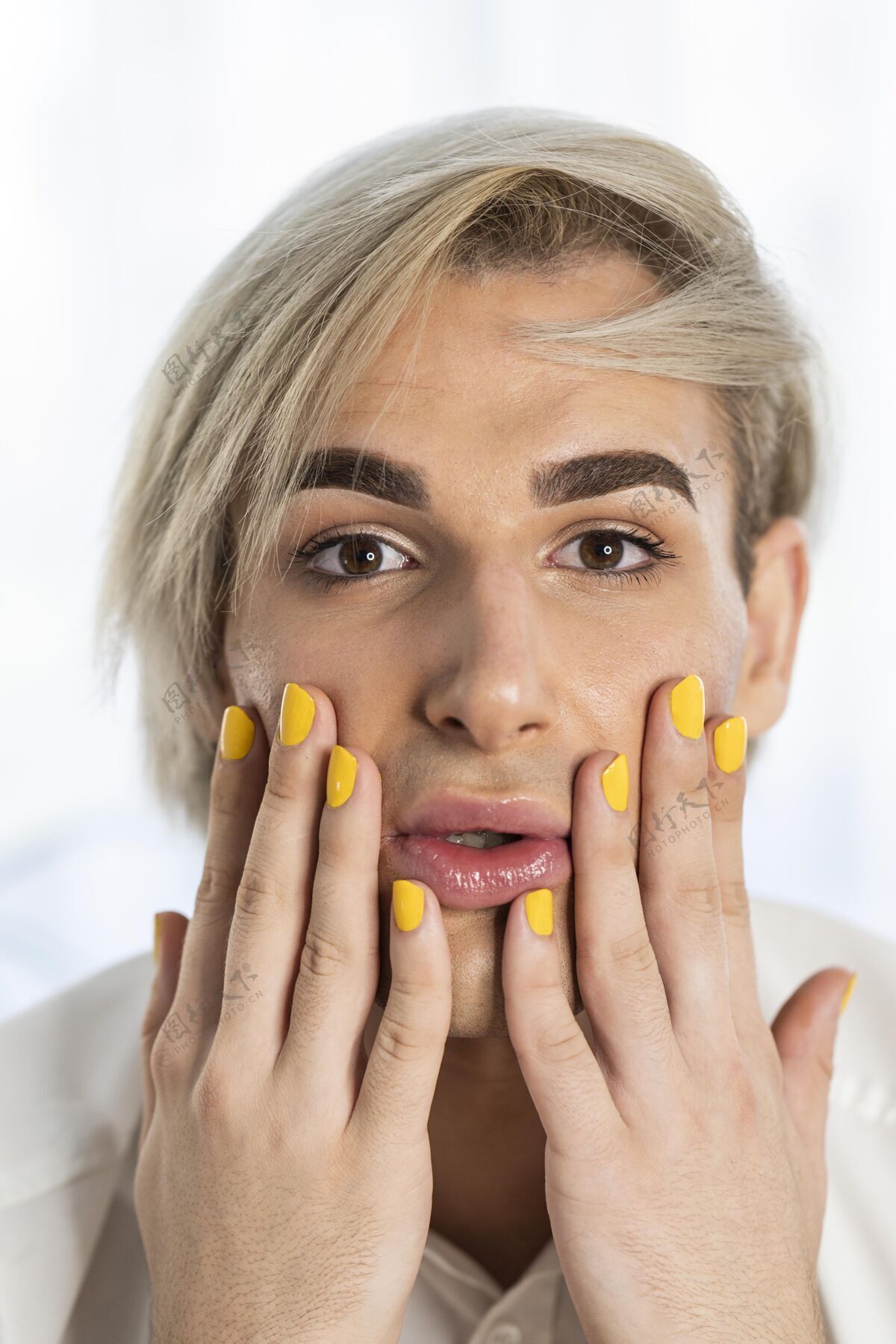 成年人男性化妆造型和黄色指甲迷人表情化妆