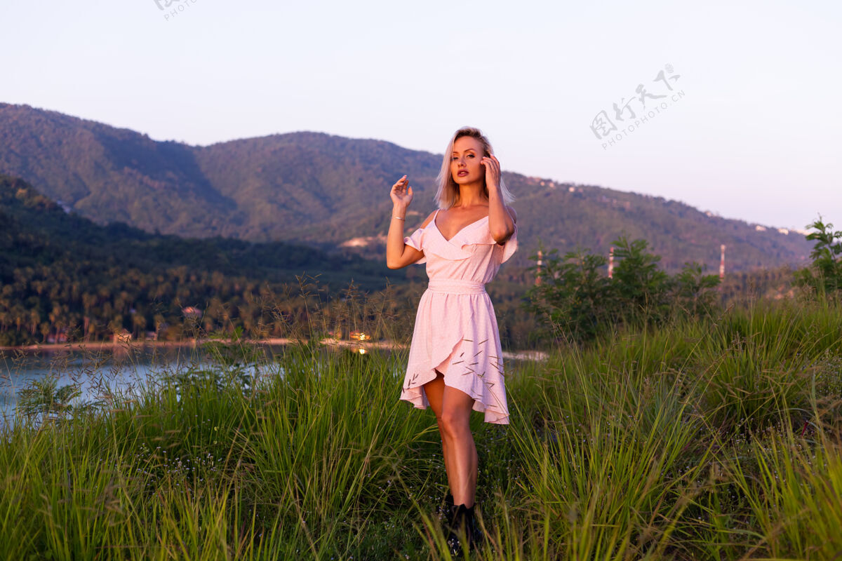 衣服穿着夏装的年轻白种女人的浪漫肖像 在山上的公园里享受放松 美丽的热带海景 度假的女人 在泰国旅游日落时的快乐女人度假绿色欢乐