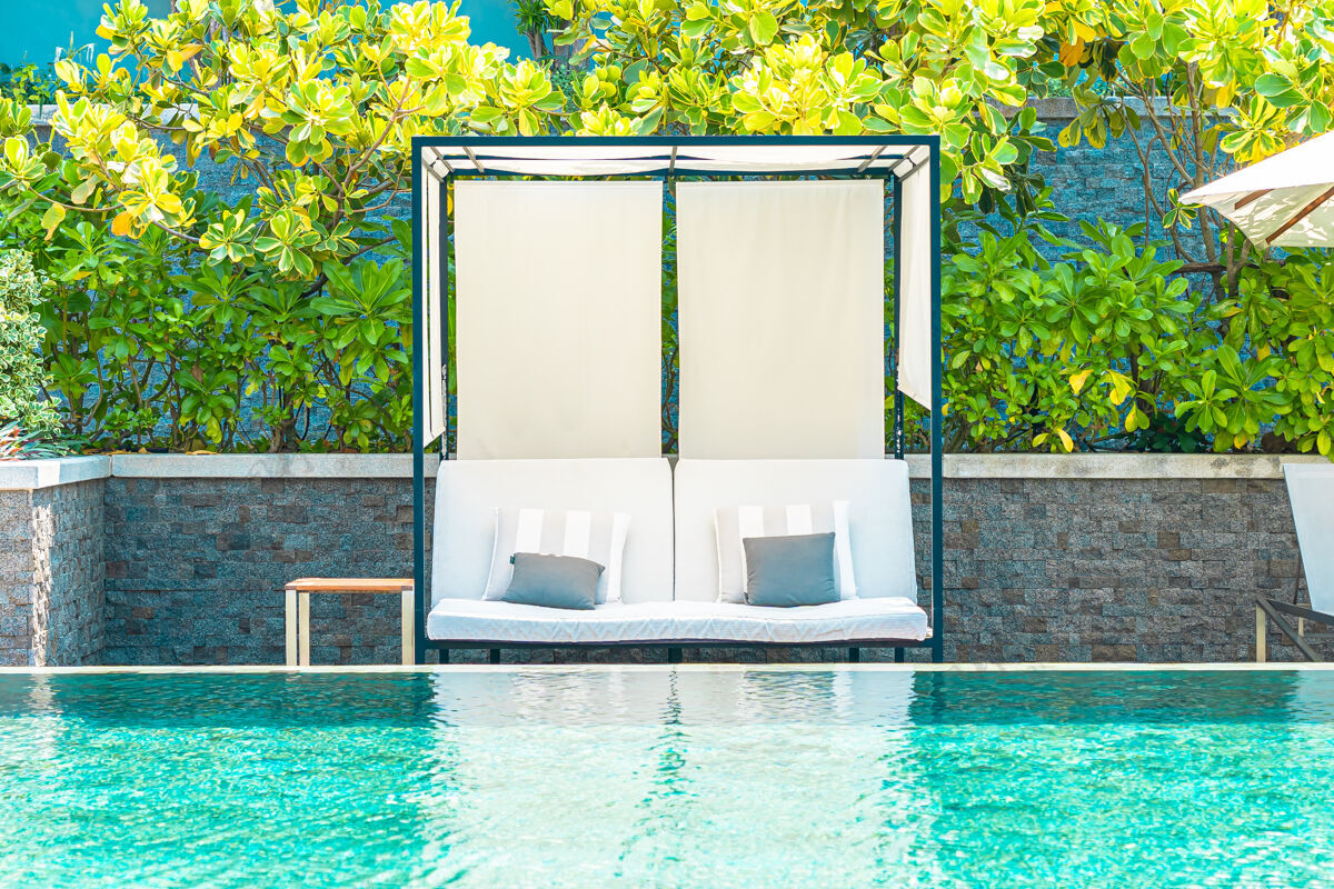 水雨伞和椅子环绕在酒店的室外游泳池里 是休闲旅游度假的理念度假村伞放松