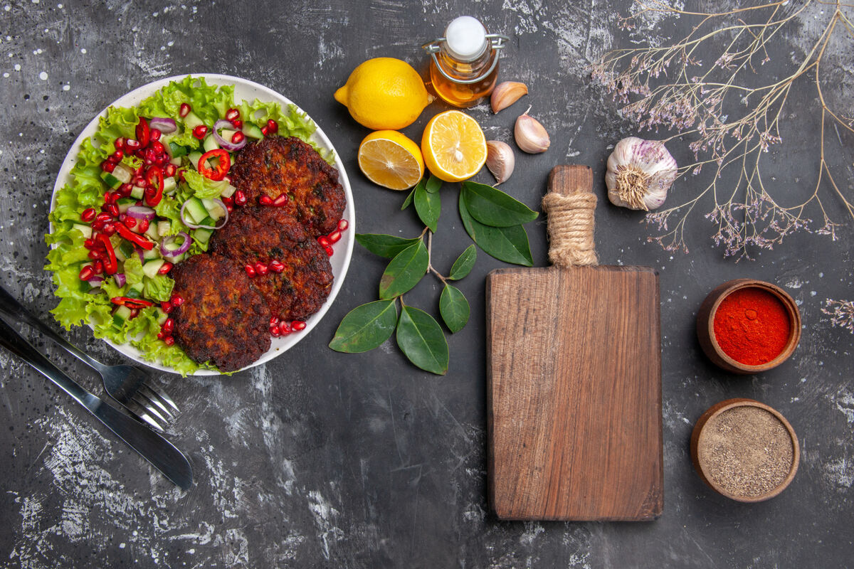 胡椒粉顶视图美味的肉排与蔬菜沙拉的灰色背景菜照片美食餐顶部肉排食物