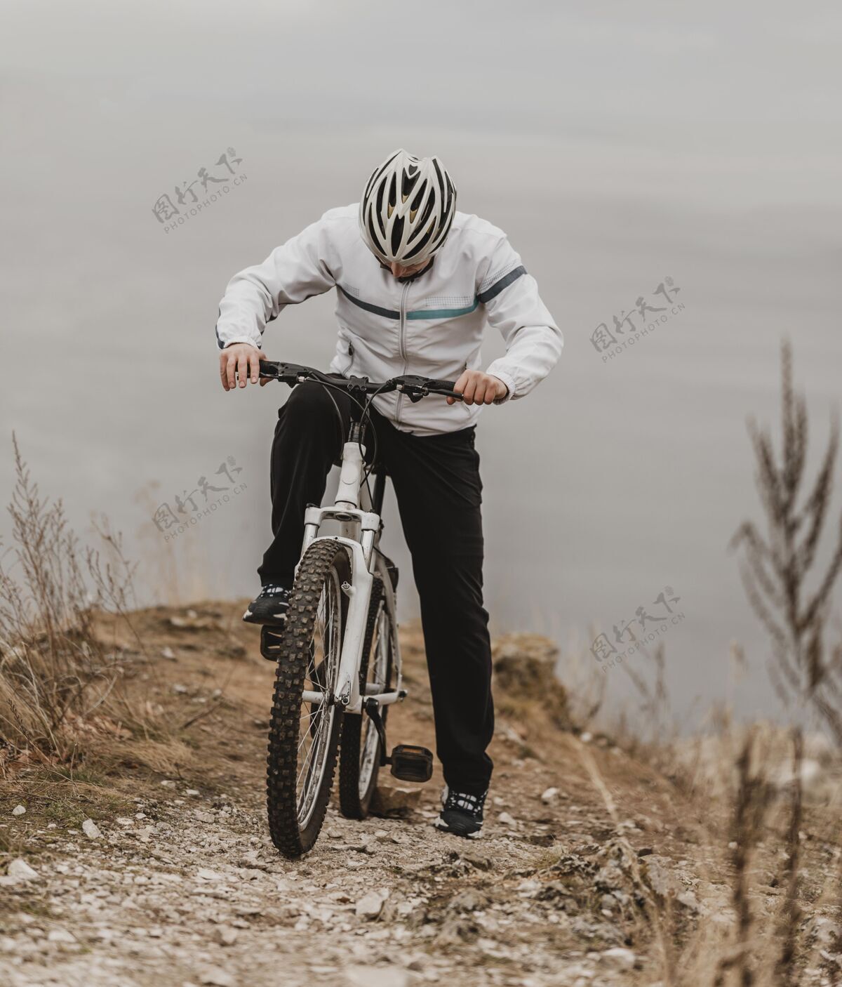 娱乐男子骑山地车专用设备爱好骑骑自行车者