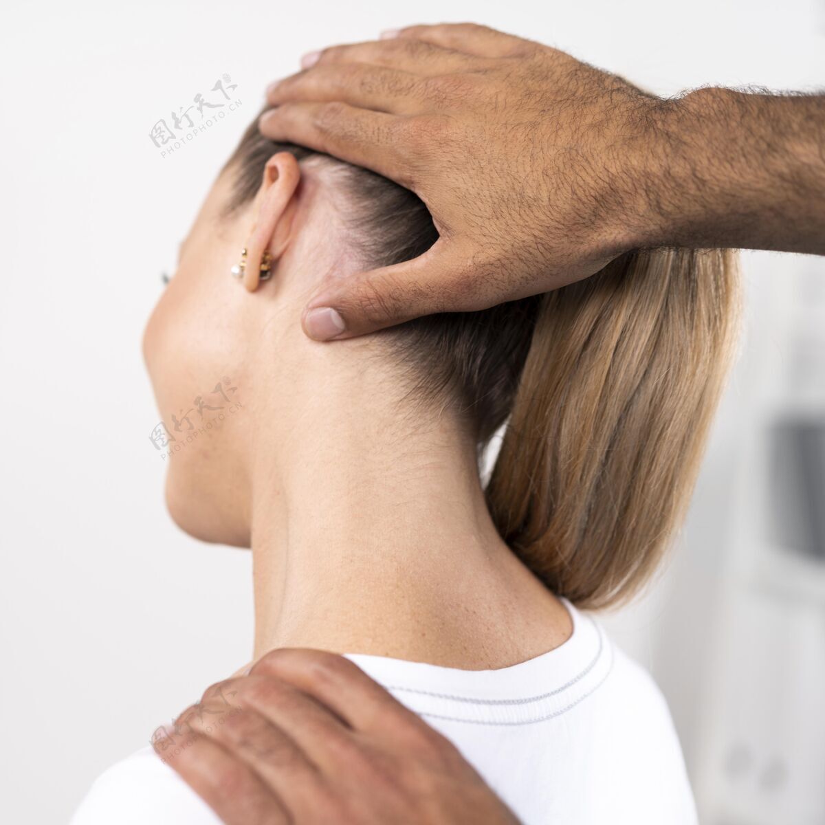 理疗男理疗师在检查女人的脖子活动运动理疗师
