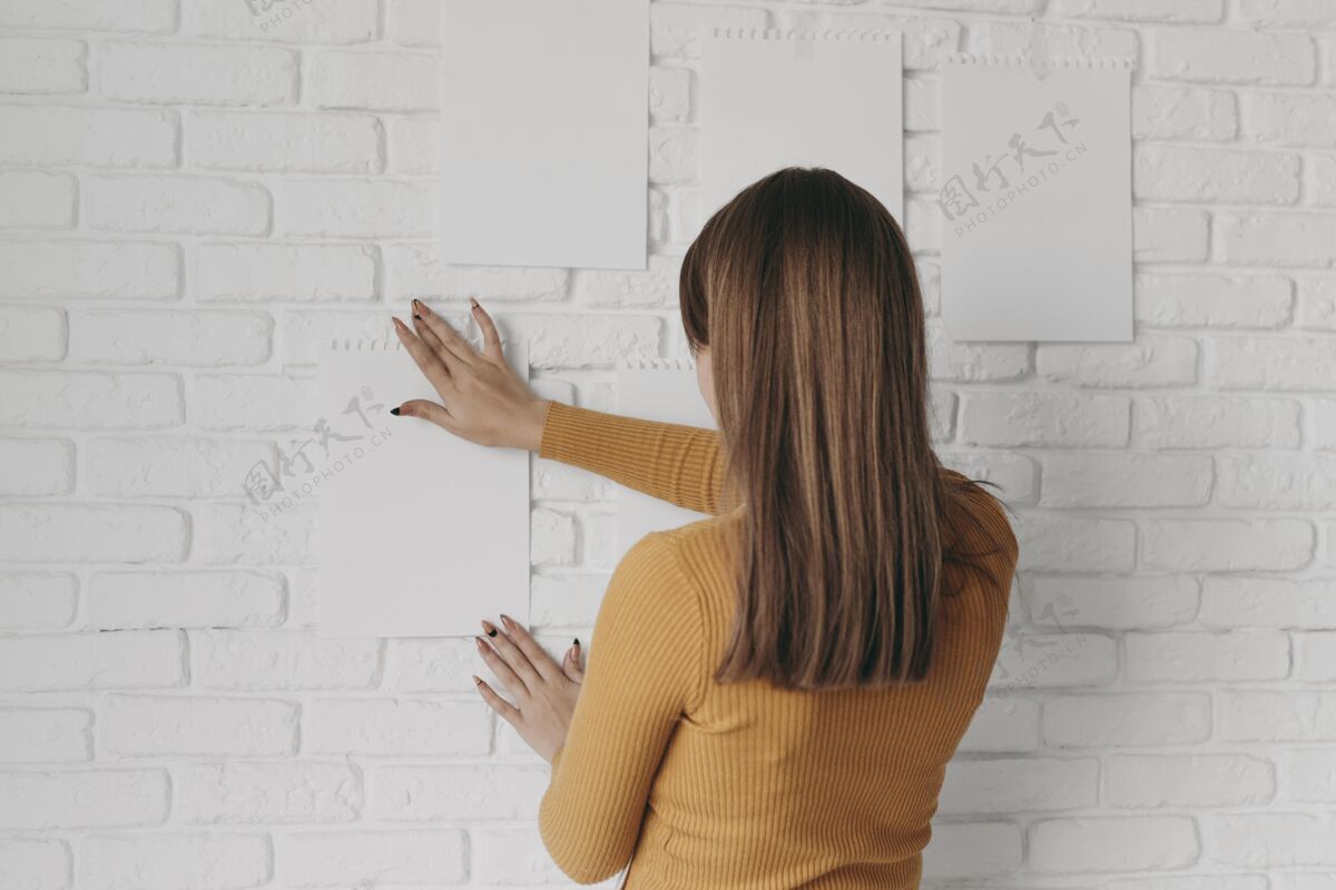 室内中枪女人把纸贴在墙上中等镜头家艺术