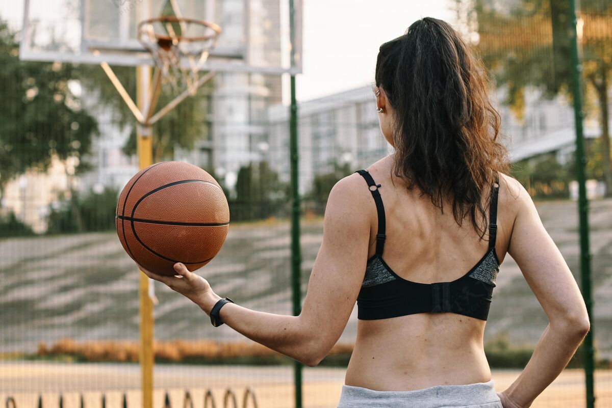 运动员一个人打篮球的女人成功成功女子